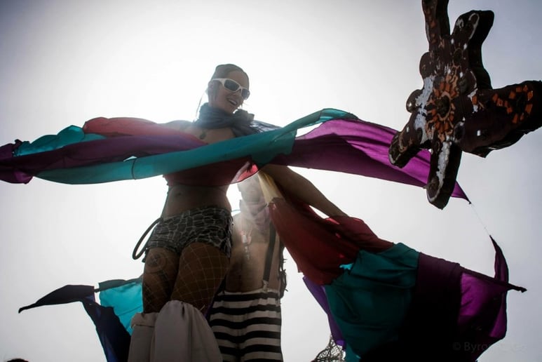 Gallery photo 1 of Stumbling Star Stilt Walker