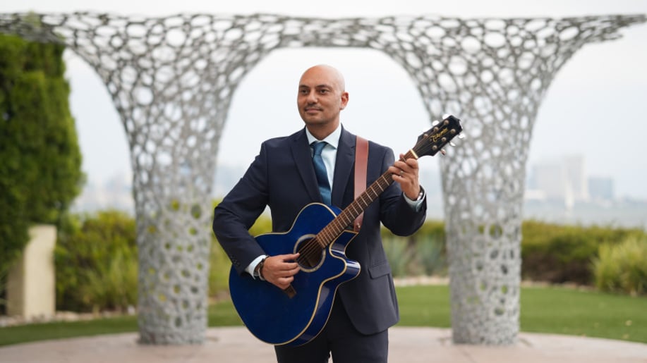 Gallery photo 1 of Suave Guitarist