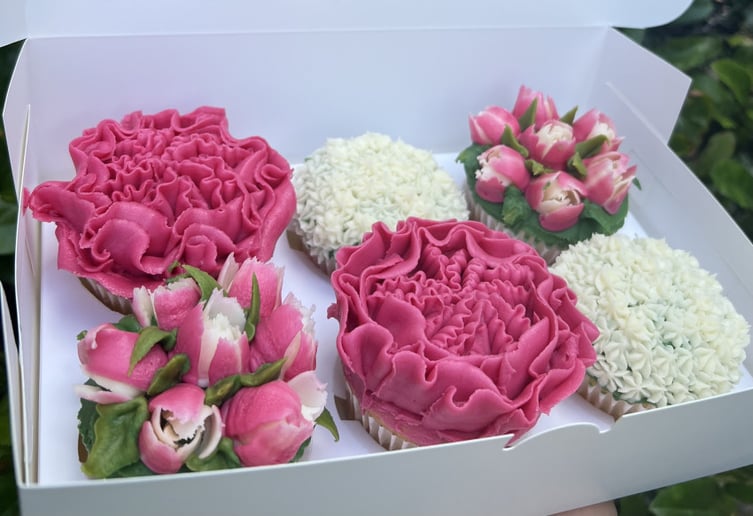 Gallery photo 1 of Sumptuous Bouqcakes