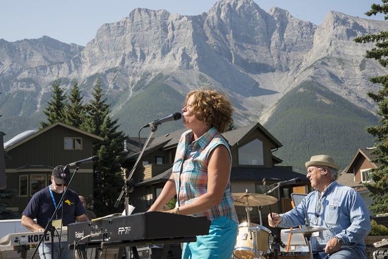 Gallery photo 3 of Suzie Q Dance Band