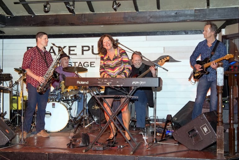 Gallery photo 4 of Suzie Q Dance Band