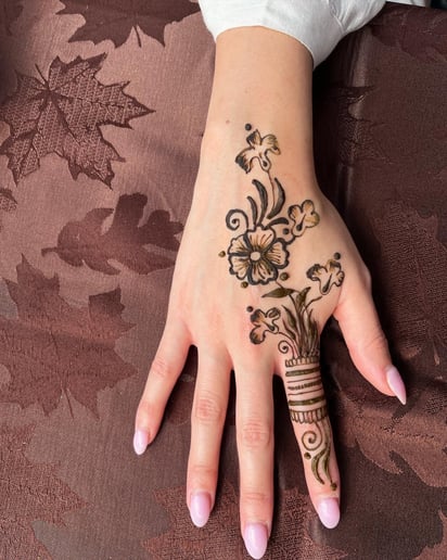 Gallery photo 3 of Swirls By Salaam Henna
