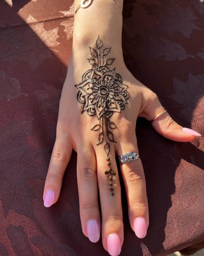 Gallery photo 4 of Swirls By Salaam Henna