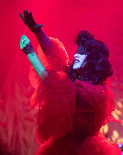 Gallery photo 2 of La Reine The Thrill