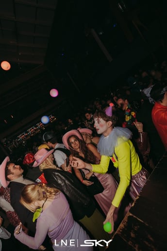Gallery photo 2 of Daisy Voo - Comedy Juggling and Magic