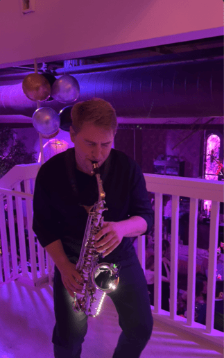 Gallery photo 4 of Taylor - Singing Saxophonist