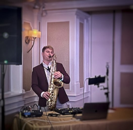 Gallery photo 15 of Taylor - Singing Saxophonist
