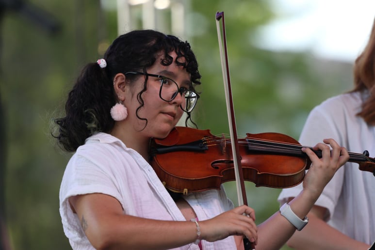Gallery photo 2 of Taylor DeCastro, violin