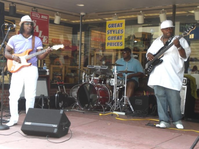 Gallery photo 10 of Terrance Vaughn Solo / Trio or Big Band