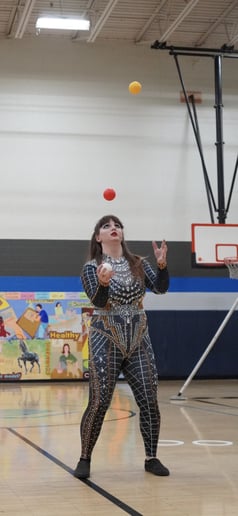 Gallery photo 7 of That Juggling Girl