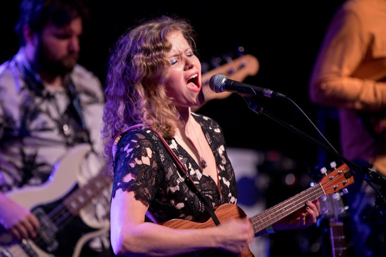 Gallery photo 1 of Liz - Party Band