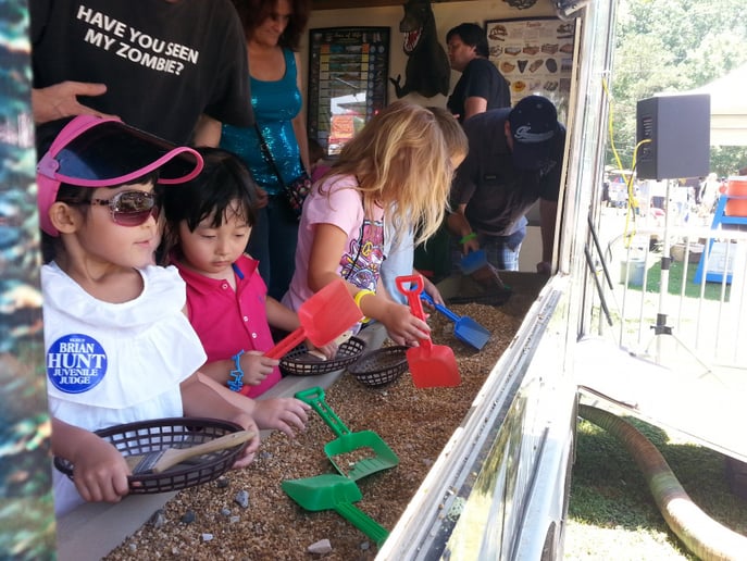 Gallery photo 1 of The Dino Dig -Mobile Dinosaur Fossil Dig