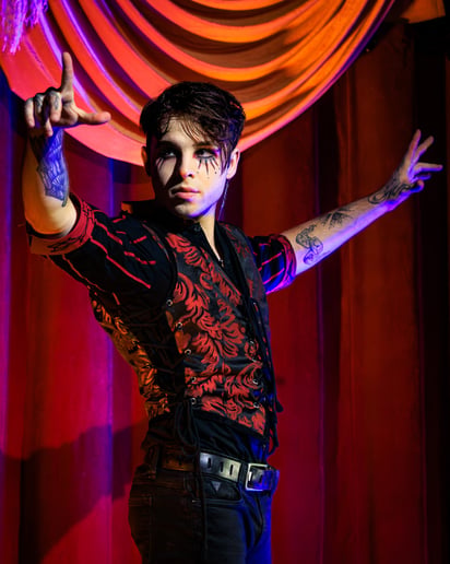 Gallery photo 2 of Harlequin: Juggler & Balance Artist