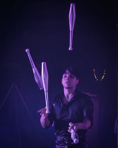 Gallery photo 10 of Harlequin: Juggler & Balance Artist