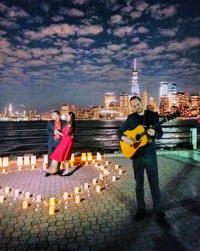 Gallery photo 1 of The Human Jukebox - NYC Singer/Guitarist