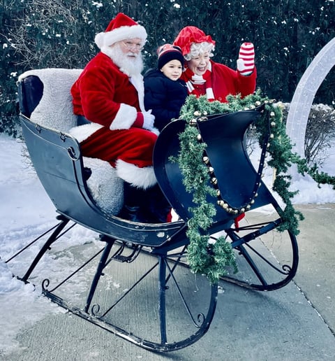 Gallery photo 9 of The Lola Bard Holiday Carolers