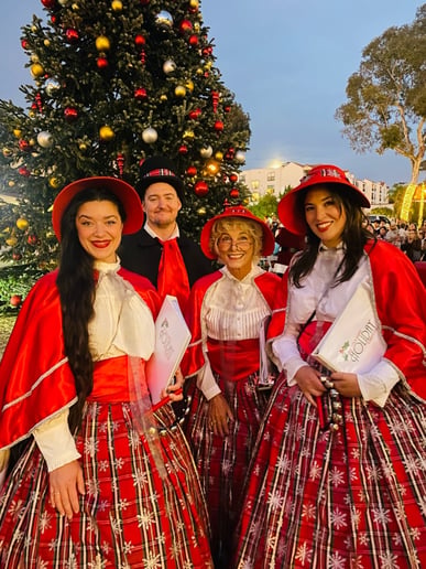 Gallery photo 15 of The Lola Bard Holiday Carolers