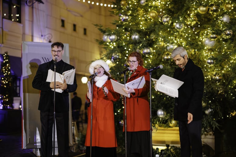 Gallery photo 18 of The Lola Bard Holiday Carolers