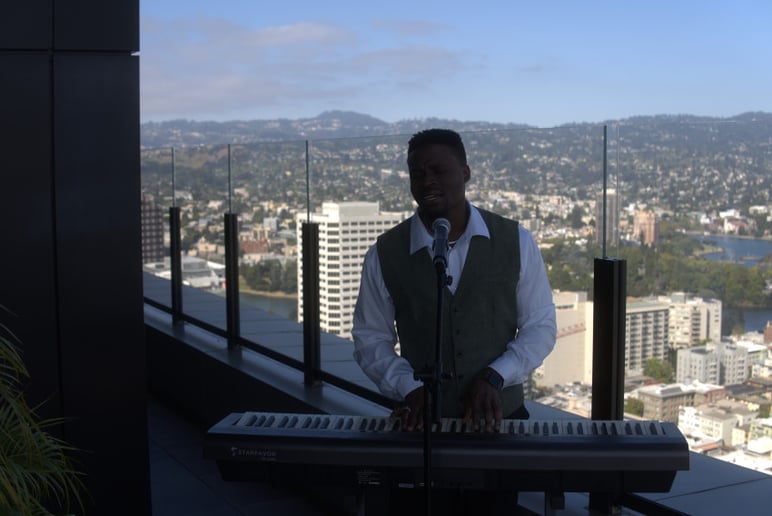 Gallery photo 1 of The Luxury Singing Pianist