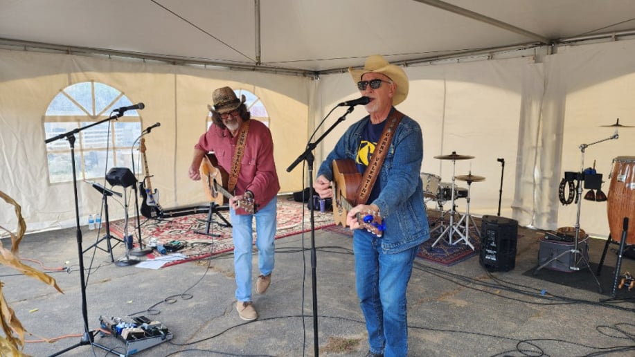 Gallery photo 7 of The Modern Day Troubadours