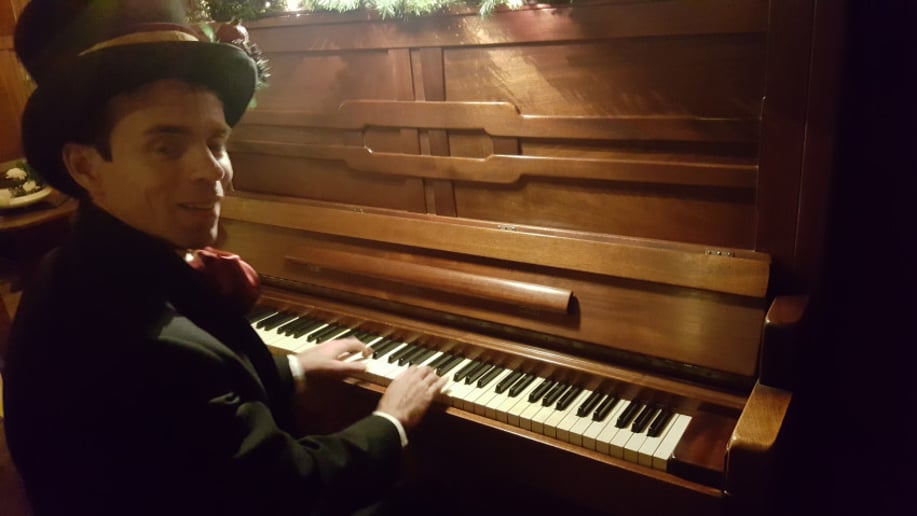 Gallery photo 9 of The Old Fashioned Carolers