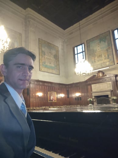 Gallery photo 1 of The Piano Gentleman