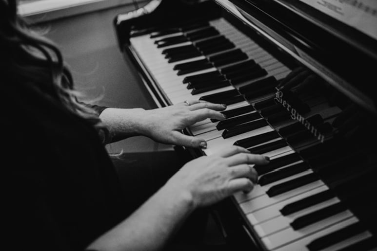 Gallery photo 3 of The Redhead Pianist