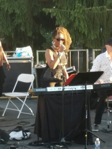 Gallery photo 10 of The Roz Band