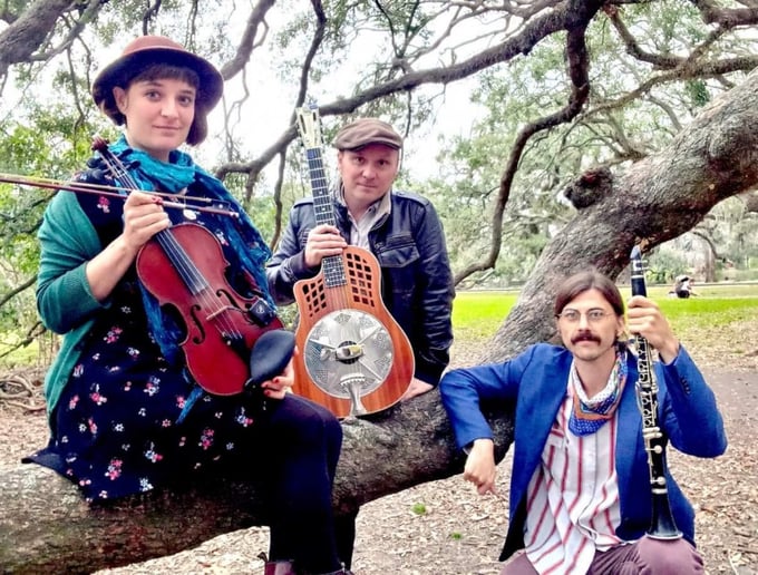 Gallery photo 1 of The Silver Lining Serenaders