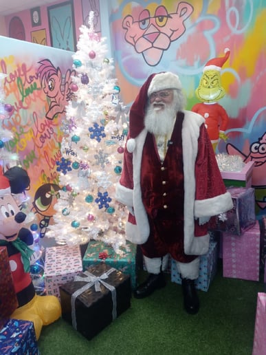 Gallery photo 18 of The Singing Santa Claus of Los Angeles