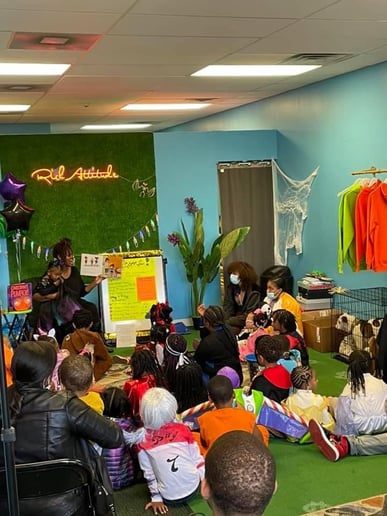 Gallery photo 2 of The Traveling Storyteller