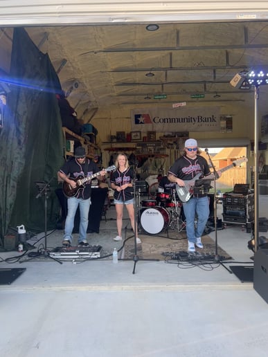 Gallery photo 3 of The Underdogs - Party Band