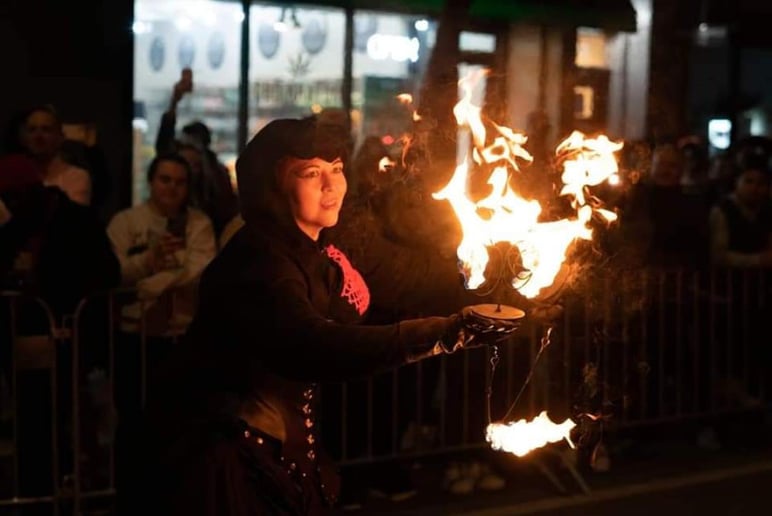 Gallery photo 2 of Thee Courtesan Belle Weathers