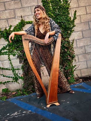 Gallery photo 4 of Theone - Harpist
