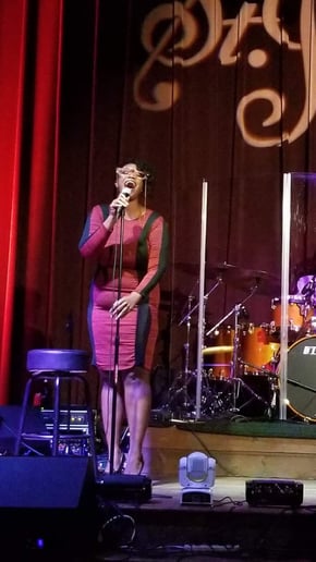 Gallery photo 3 of Theresa tha SONGBIRD