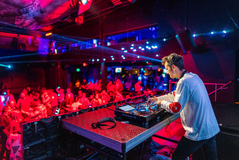 Gallery photo 50 of Tim Lacatena (DJ + Sax)