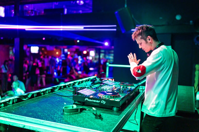 Gallery photo 29 of Tim Lacatena (DJ + Sax)