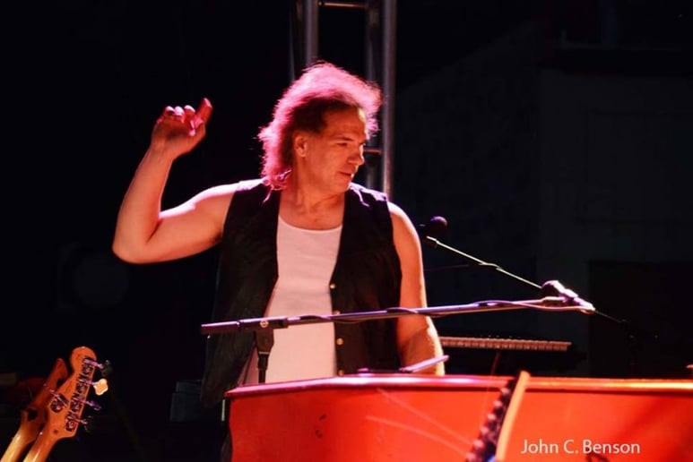 Gallery photo 10 of Tommy Lee Thompson Solo and Dueling Piano Show
