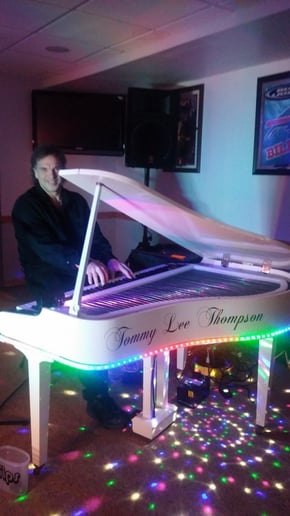 Gallery photo 14 of Tommy Lee Thompson Solo and Dueling Piano Show