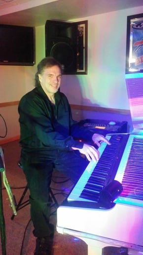 Gallery photo 18 of Tommy Lee Thompson Solo and Dueling Piano Show
