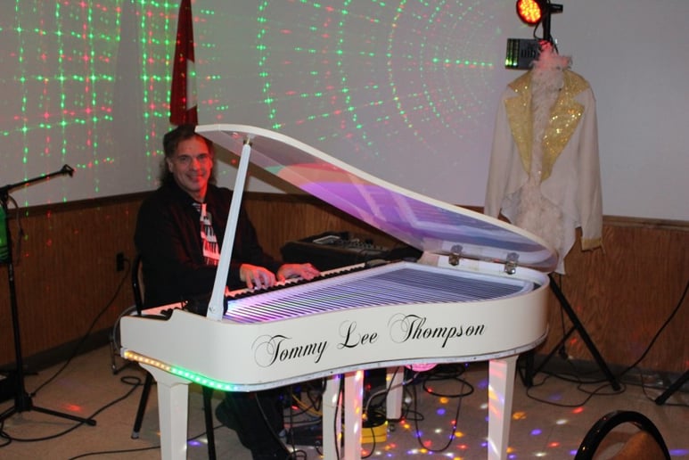 Gallery photo 15 of Tommy Lee Thompson Solo and Dueling Piano Show