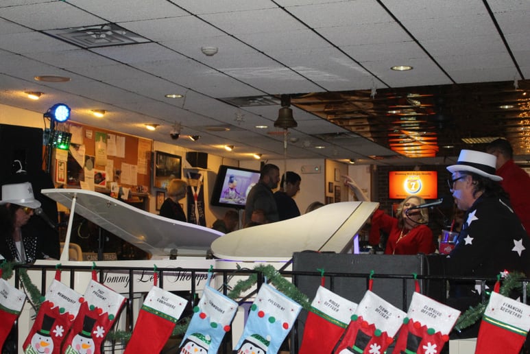 Gallery photo 11 of Tommy Lee Thompson Solo and Dueling Piano Show