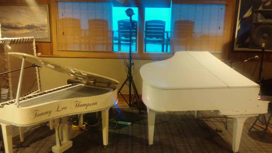 Gallery photo 19 of Tommy Lee Thompson Solo and Dueling Piano Show