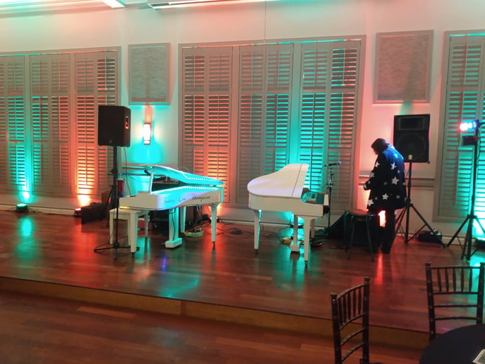 Gallery photo 16 of Tommy Lee Thompson Solo and Dueling Piano Show
