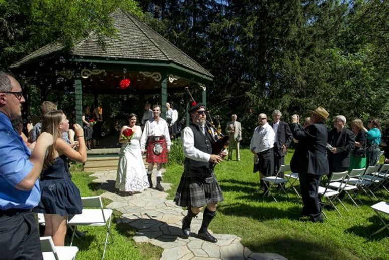 Gallery photo 2 of Toronto Bagpiper