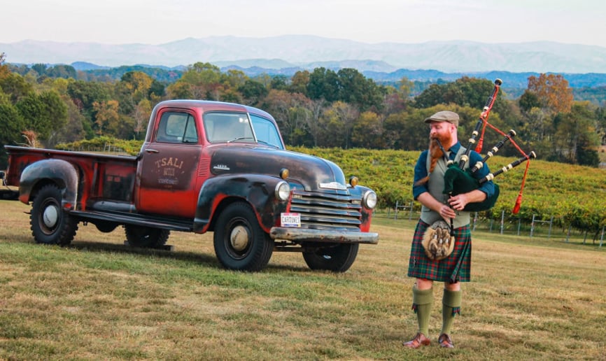 Gallery photo 1 of Tracy Jenkins bagpiper