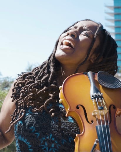 Gallery photo 2 of Traliece (Singer/Violinist)