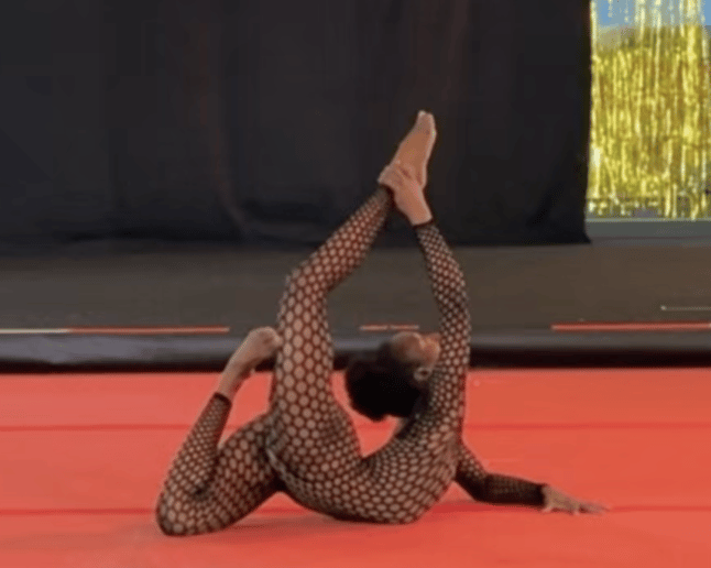 Gallery photo 5 of Traveling Contortionist