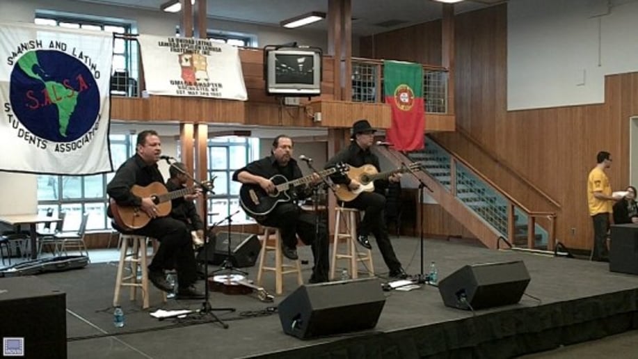 Gallery photo 1 of Trio Los Claveles
