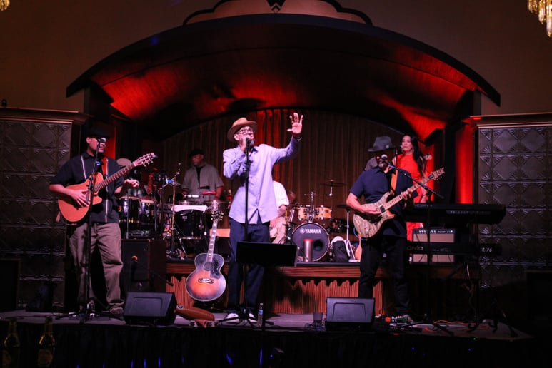 Gallery photo 2 of UnaMaz Band